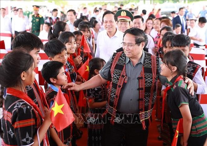 范明政总理亲切问候了学生们。图自越通社 le-khoi-cong-2.jpg