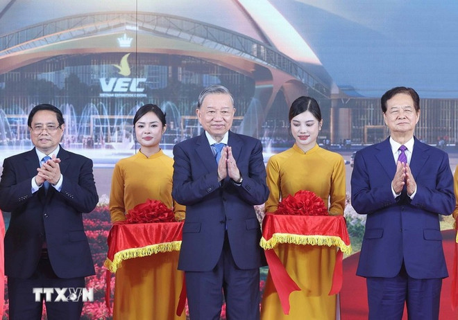 苏林总书记与范明政总理和各位代表出席全国重点工程项目开(竣)工仪式。图自越通社 tong-bi-thu-va-thu-tuong-du-le-khanh-thanh-khoi-cong-cac-du-an-7.jpg