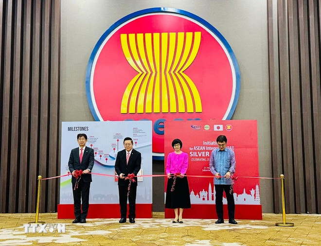 纪念东盟一体化倡议25周年的座谈会暨展览会开幕剪彩仪式。图自越通社 toa-dam-va-trien-lam-ky-niem-25-nam-sang-kien-hoi-nhap-asean.jpg