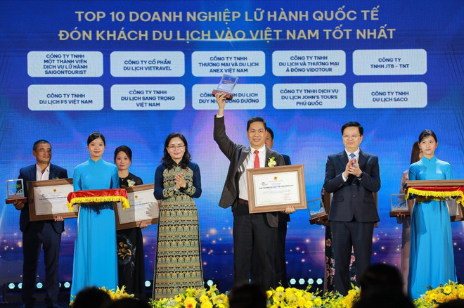 表彰越南十大最佳入境旅游接待企业。图自越通社 vna-potal-le-trao-giai-thuong-du-lich-viet-nam-nam-2025-8300142.jpg