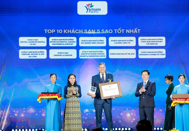 表彰十大最佳五星级酒店。图自越通社 vna-potal-le-trao-giai-thuong-du-lich-viet-nam-nam-2025-8300161.jpg