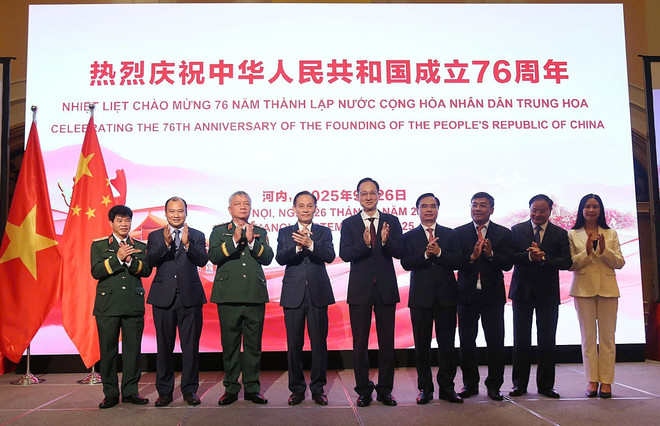 李怀忠与参会代表合影。图自越通社 vna-potal-tiec-chieu-dai-ky-niem-76-nam-ngay-thanh-lap-nuoc-cong-hoa-nhan-dan-trung-hoa-8299340.jpg
