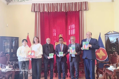 越南驻奥地利大使武黎泰皇与奥地利著名儿童文学作家米拉·洛贝家人合影。图自越通社