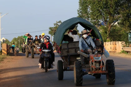 2025年12月8日在暹粒，柬埔寨民众因冲突而撤离。图自越通社