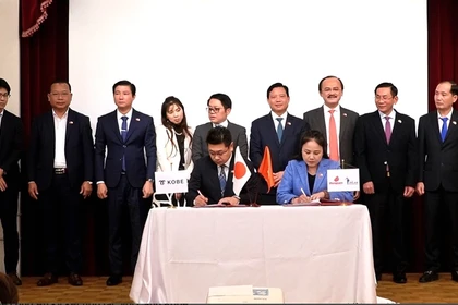 越南隆安国际港与日本神户港正式签署有关建立战略合作港口关系的谅解备忘录。图自tuoitre.vn