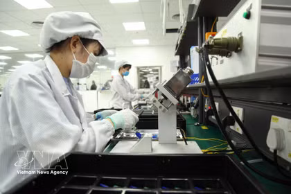 越南Star Engineers有限责任公司电子零部件生产活动。图自越通社