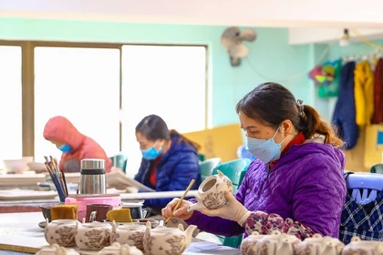 钵场乡的各家陶瓷窑炉正集中筹备原材料，动员人力加班赶产保供应。图自《新河内报》