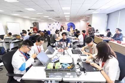 学员们在APIE Camp于8月3日至7日举行期间学习了物联网、云计算、域名系统、网络虚拟化等方面相关知识并进行实际操作。图自mst.gov.vn