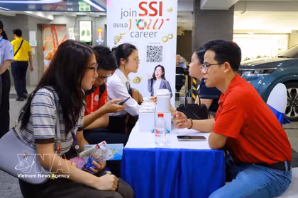 众多企业和学生积极参加2026年招聘会。图自越通社