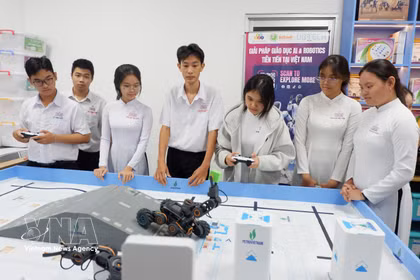 西宁省省新安高中学生在STEM教育实践实验室学习。图自越通社