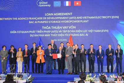 越南电力集团（EVN）与法国合作伙伴之间的北爱抽水蓄能电站两项贷款协议交换仪式。图自越通社