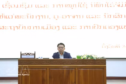 老挝人民革命党中央委员会候补委员、老挝国家政治行政学院党委副书记兼副院长道沙万（Daosavan Kheuamixay）副教授在会上介绍《胡志明全集》一书内容。图自越通社