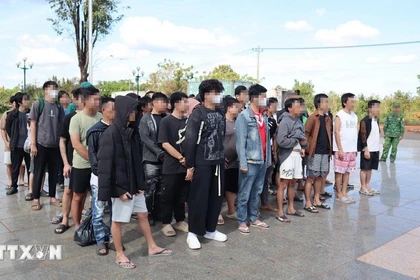 柬埔寨移交的63名越南公民。图自越通社