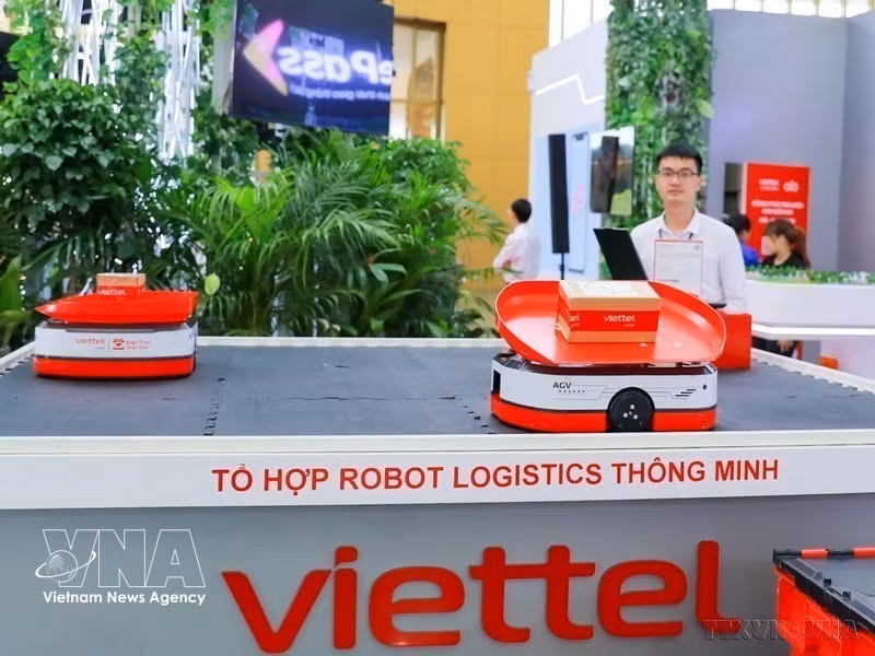 Viettel电信总公司的智能物流机器人组合在2025年秋季博览会上展示。图自越通社