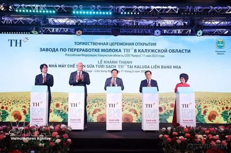 各位代表出席TH集团在俄罗斯联邦卡卢加州TH清洁鲜奶加工厂落成仪式（2025年5月）。图自越通社