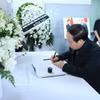 黎进珠副总理在日本前首相福田康夫吊唁簿上签字。图自越通社