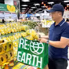 消费者在超市购物时使用环保袋。图自越通社