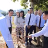 富寿省人民委员会领导介绍和平市应对气候变化都市发展项目。图自越通社