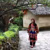 穿着传统服饰的倮倮族少女。图自越通社