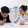 税务部门工作人员指导群众履行纳税义务。图自越通社