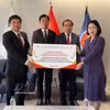 邮政电信技术学院代表向越南驻韩国大使馆移交“越南语学习应用程序”。图自越通社