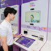 客户在先锋股份商业银行使用LiveBank 24/7自动银行服务。图自TP Bank