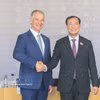 越南国会国防安全与对外委员会主任黎晋进与法国国民议会国防与武装力量委员会主席让-米歇尔·雅克合影。图自越通社