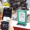 参观者扫码支付。图自越通社
