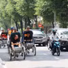 游客乘坐人力三轮车参观胡志明市中心。图自越通社
