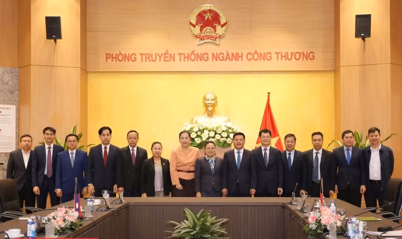 越南工贸部部长阮鸿延在河内会见了老挝驻越南大使坎葆·恩塔万。图自tapchicongthuong.vn