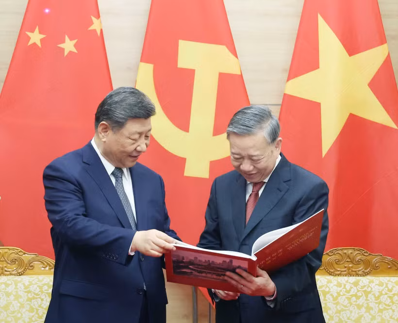 苏林总书记向中共中央总书记、国家主席习近平赠送越南通讯社出版有关习近平历次访越的画册。图自越通社