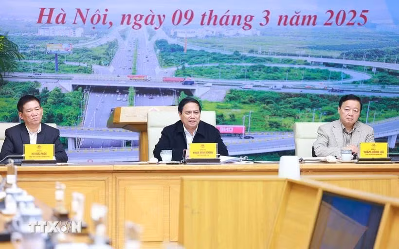 越南政府总理范明政在会议上发言。图自越通社