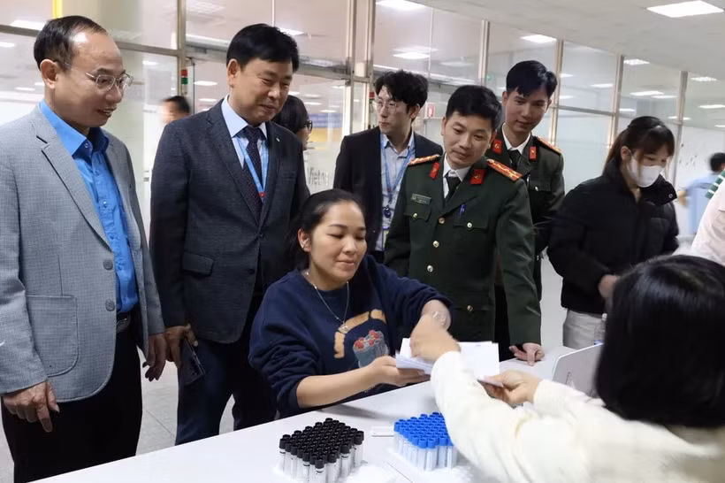 北宁省劳动者接受体检。图自西贡解放报