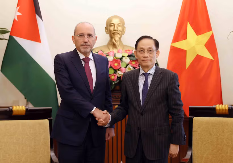 越南外交部长与约旦副首相兼外交与侨务大臣。图自越通社