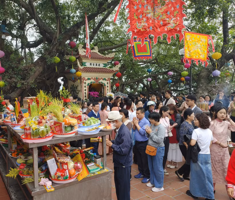 大年初一的清晨，河内民众争相前往寺庙，烧香拜佛。图自越通社