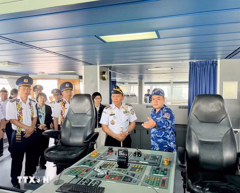 越南海警代表团代表向印方介绍海警8001号舰。图自越通社