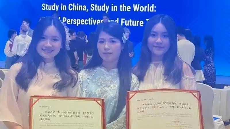 在北京师范大学就读的越南留学生阮玄英以其写给中华文化的《一封情书》荣获了中国教育部留学服务中心第八届“我与中国美丽邂逅”来华留学生征文大赛的一等奖。图自人民报