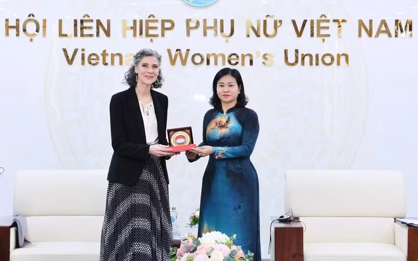 联合国开发计划署常驻越南首席代表拉姆拉·哈利迪与越南祖国阵线中央委员会副主席、越南妇女联合会主席阮氏线。图自phunuvietnam.vn