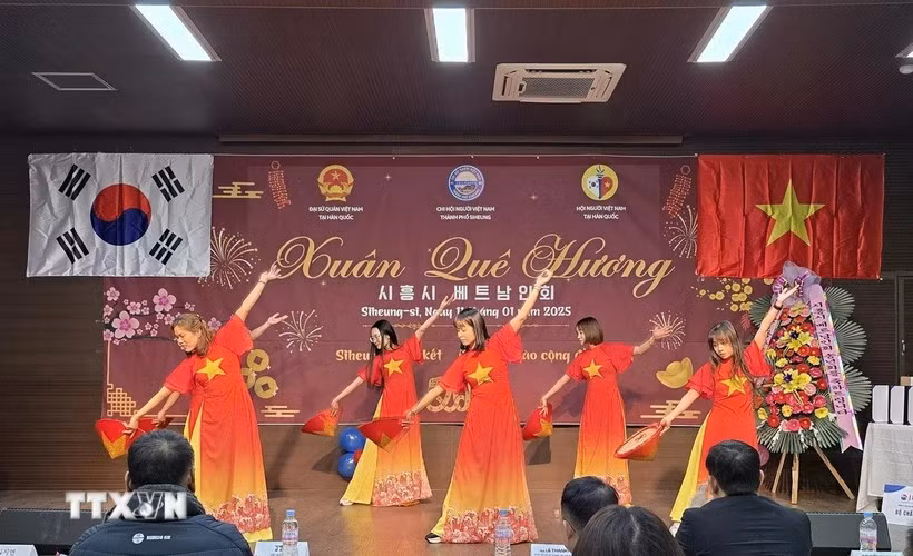 11日，旅居韩国京畿道始兴市（Siheung）越南人分会举行了迎接2025年新年“家乡之春”活动。图自越通社