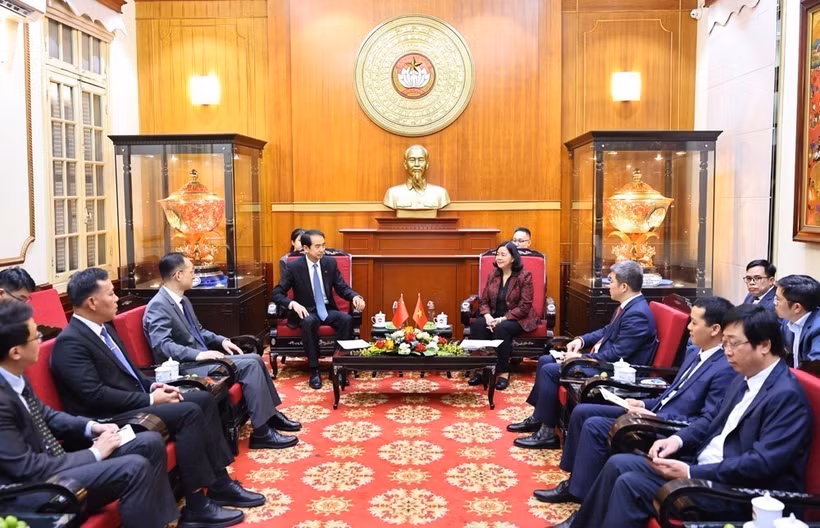 越南祖国阵线中央委员会主席裴氏明怀亲切接见了中国驻越南大使何炜。图自越通社