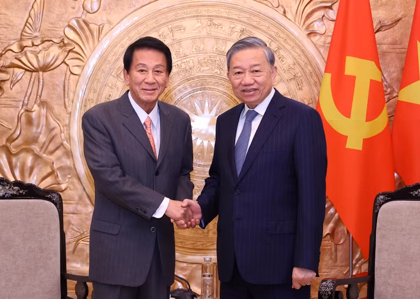 苏林总书记(右）会见前越日关系特别大使杉良太郎。图自越通社