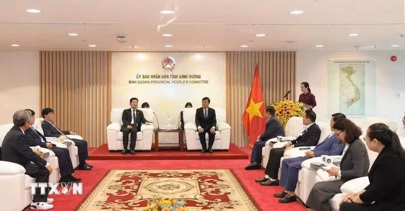 平阳省人民委员会主席武文明会见了来访的韩国全球创新研究协会主席、韩国前国会议长金振杓一行。图自越通社
