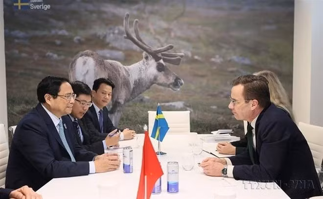 附图：2023年12月2日，越南政府总理范明政在迪拜出席第28届联合国气候变化框架公约缔约方大会期间会见了瑞典首相乌尔夫·克里斯特松。图自越通社