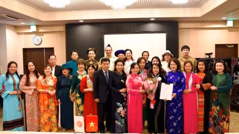 越南奥黛遗产俱乐部的代表与越南驻日本大使馆干部合影留念。图自越南人民报