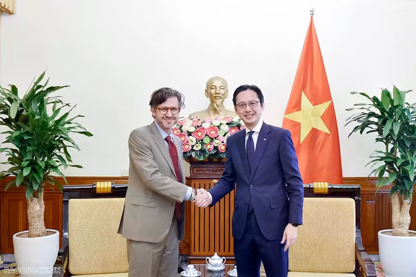 越南外交部副部长杜雄越会见哥伦比亚负责多边事务副外长毛里西奥·哈拉米略。图自越通社