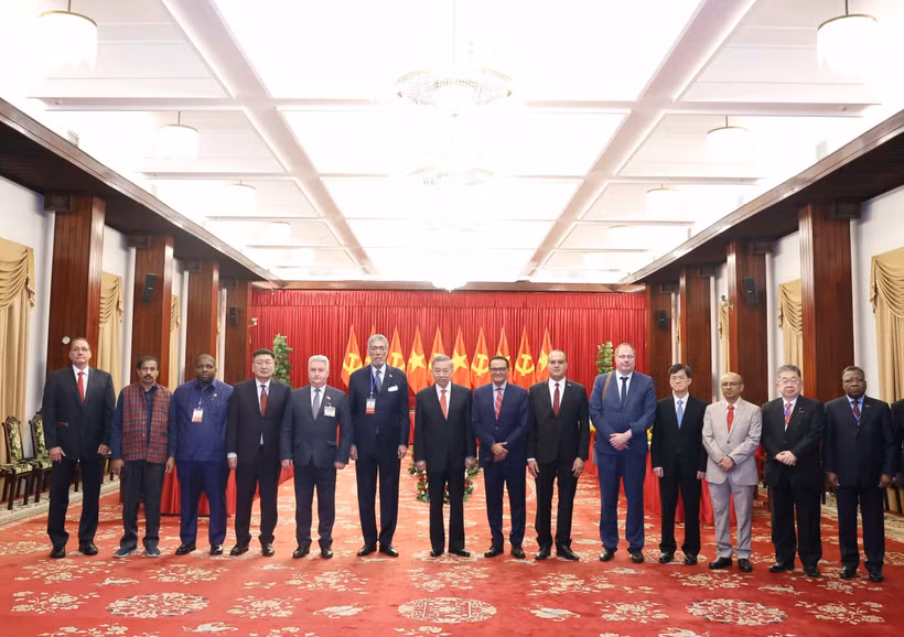 苏林同与会代表合影。图自越通社