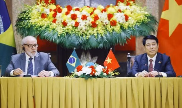 越南国家主席梁强与巴西总统卢拉共同会见记者。图自越通社