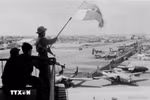 1975年4月30日，解放旗帜在新山一机场高高飘扬。图自越通社