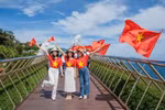 在4月30日至5月1日期间前往岘港的游客将获赠印有金星红旗的T恤衫，以欢庆国家同乐日。图自baomoi.vn