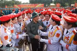 越南政府总理范明政走访慰问参加阅兵、游行的各力量单位。图自越通社